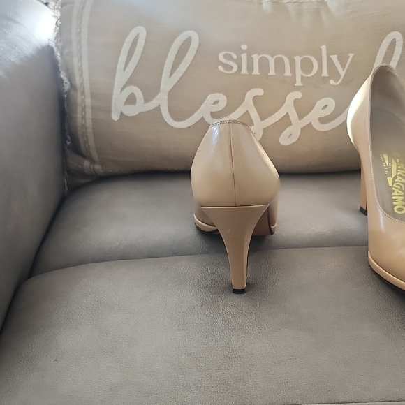 Salvatore Ferragamo Beige Leather Pointed-Toe Pumps - Picture 5 of 11